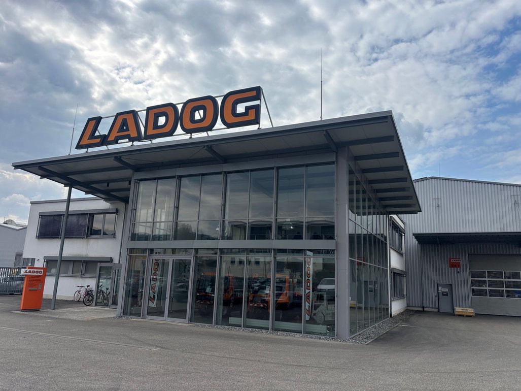 Der Eingang des Firmengebäudes der Firma Ladog.