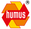 Logo mit drei ineinander greifenden Pfeilen in Gelb, Orange und Rot, darüber in weißer Schrift das Wort „humus“.