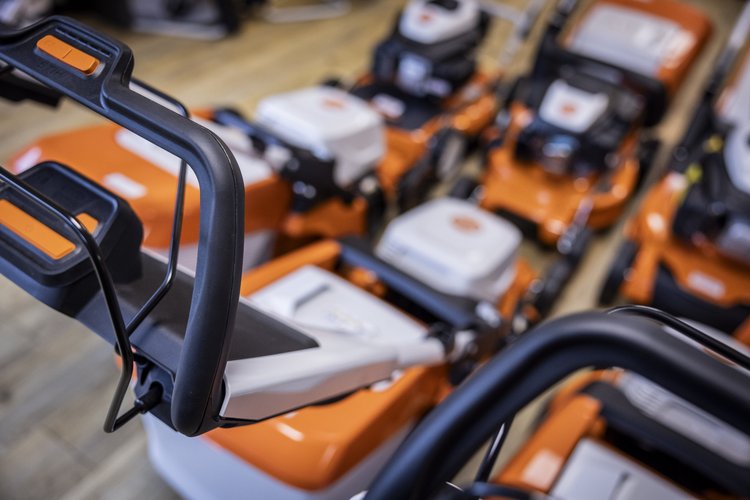 Ansicht von schräg oben von verschiedenen Rasenmäher.