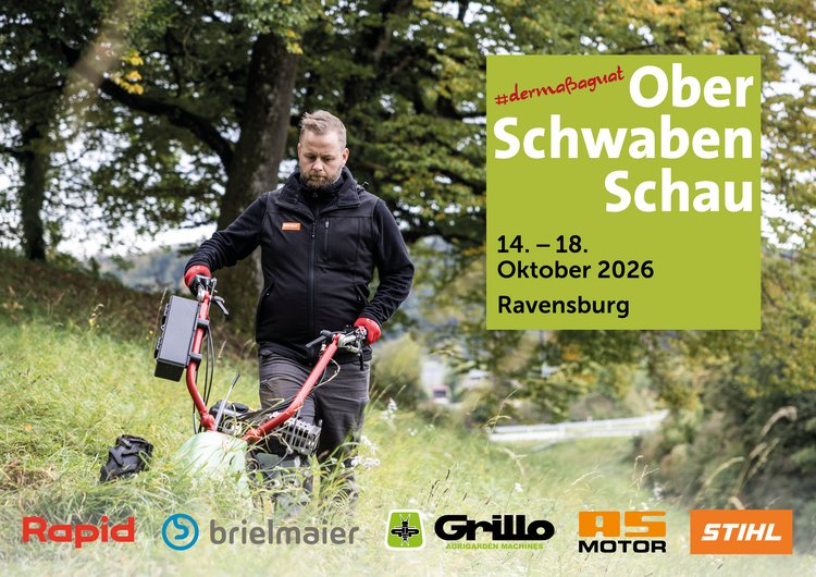 Ein Mann mäht Hochgras auf einer Wiese am Hang. In der rechten oberen Ecke ist das Logo der Oberschwabenschau. Am unteren Rand des Bildes sind die Logos der Firmen Rapid, Brielmaier, Grillo, AS Motor und Stihl.