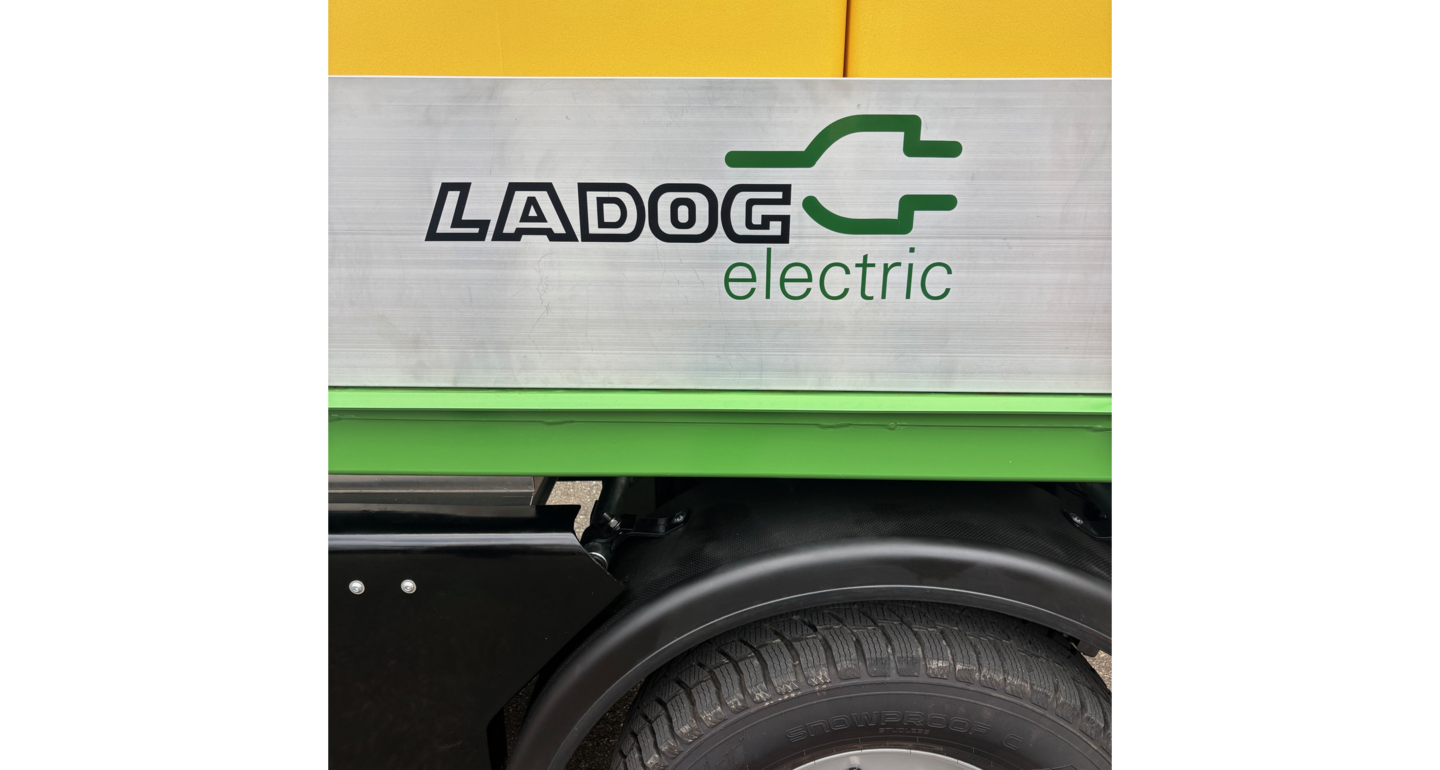 Die Seite eines Kommunalfahrzeugs mit der Aufschrift Ladog electric.