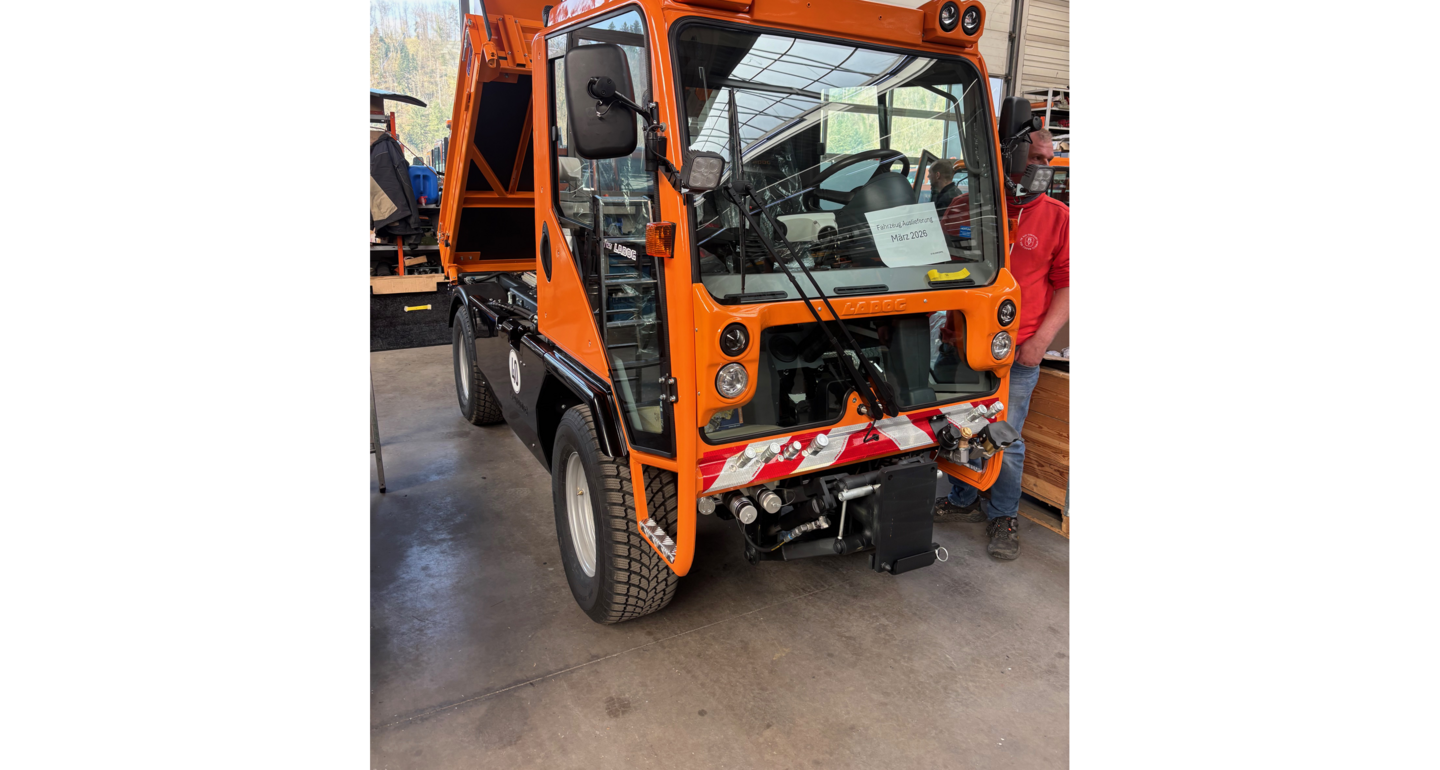 Ein Kommunalfahrzeug steht in einer Halle bereit.