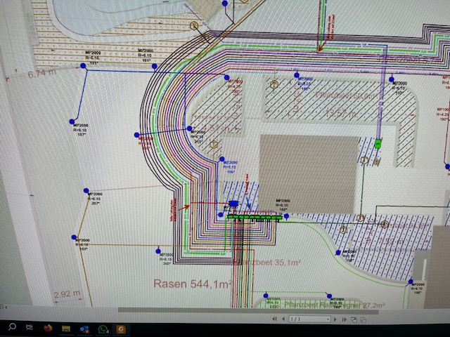 Ein Plan von einem Grundstück auf dem viele bunte Linien eingezeichnet sind.